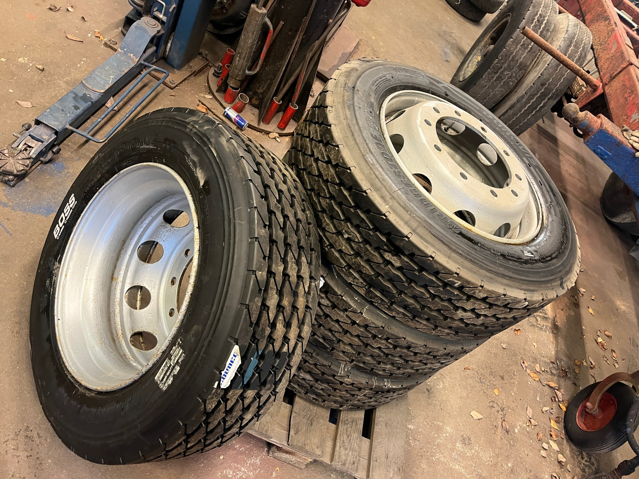 Bridgstone 295/60-22,5 - Roată completă pentru Camion: Foto 1 Bridgstone 295/60-22,5 - Roată completă pentru Camion: Foto 1