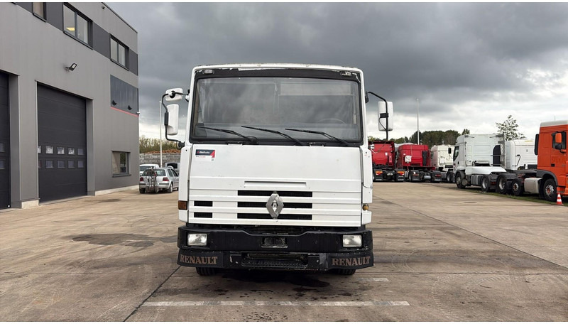 Renault R 385 Major (2 CULASSE / LAMES / GRAND PONT / STEEL SUSP. / MANUAL PUMP / POMPE MANUELLE) - Cap tractor: Foto 4 Renault R 385 Major (2 CULASSE / LAMES / GRAND PONT / STEEL SUSP. / MANUAL PUMP / POMPE MANUELLE) - Cap tractor: Foto 4