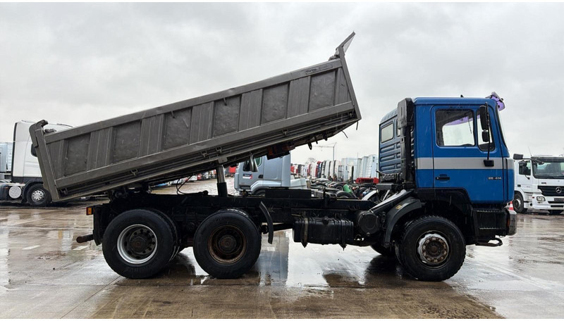 MAN 26.414 (6 CYLINDER / TOP CONDITION / BONNE ETAT / LAMES / BIG AXLE / GRAND PONT / STEEL SUSP.) - Camion basculantă: Foto 3 MAN 26.414 (6 CYLINDER / TOP CONDITION / BONNE ETAT / LAMES / BIG AXLE / GRAND PONT / STEEL SUSP.) - Camion basculantă: Foto 3