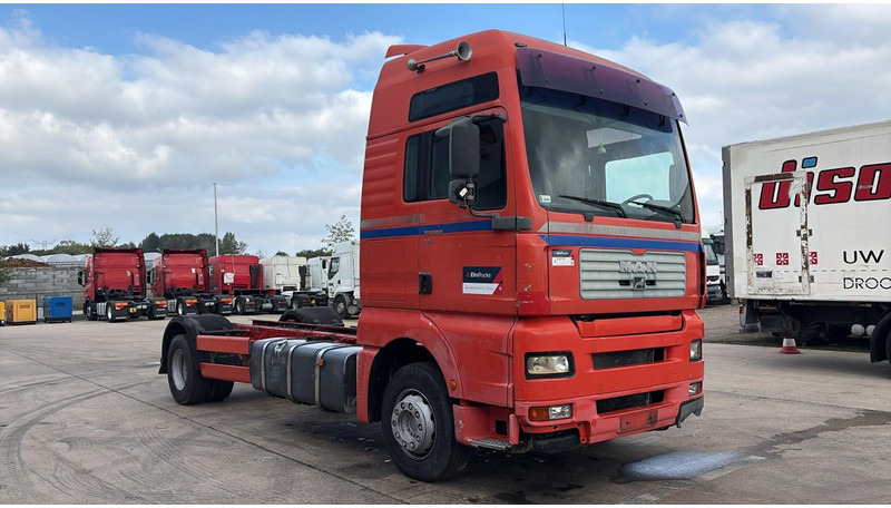MAN TGA 18.410 (POMPE MANUELLE / MANUAL PUMP / BOITE MANUELLE / MANUAL GEARBOX) - Camion şasiu: Foto 3 MAN TGA 18.410 (POMPE MANUELLE / MANUAL PUMP / BOITE MANUELLE / MANUAL GEARBOX) - Camion şasiu: Foto 3