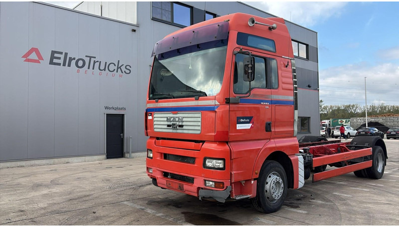 MAN TGA 18.410 (POMPE MANUELLE / MANUAL PUMP / BOITE MANUELLE / MANUAL GEARBOX) - Camion şasiu: Foto 1 MAN TGA 18.410 (POMPE MANUELLE / MANUAL PUMP / BOITE MANUELLE / MANUAL GEARBOX) - Camion şasiu: Foto 1