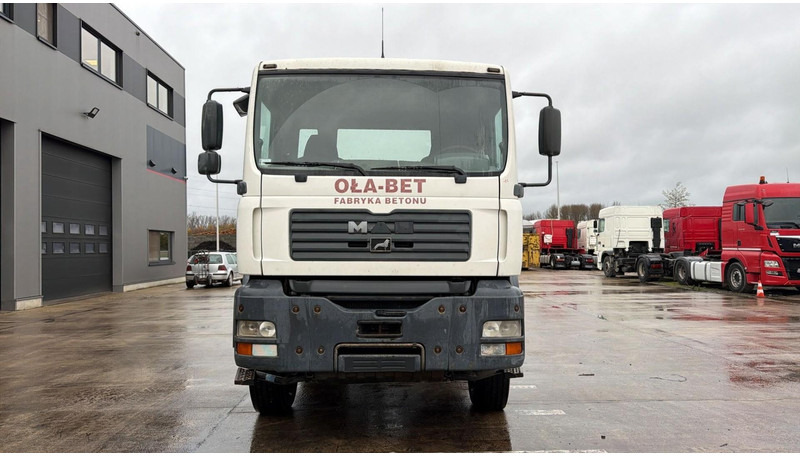 MAN TGA 26.310 (MANUAL PUMP / POMPE MANUELLE / MANUAL GEARBOX / BOITE MANUELLE / LAMES / GRAND PONT / STEEL SUSP.) - Camion şasiu: Foto 2 MAN TGA 26.310 (MANUAL PUMP / POMPE MANUELLE / MANUAL GEARBOX / BOITE MANUELLE / LAMES / GRAND PONT / STEEL SUSP.) - Camion şasiu: Foto 2