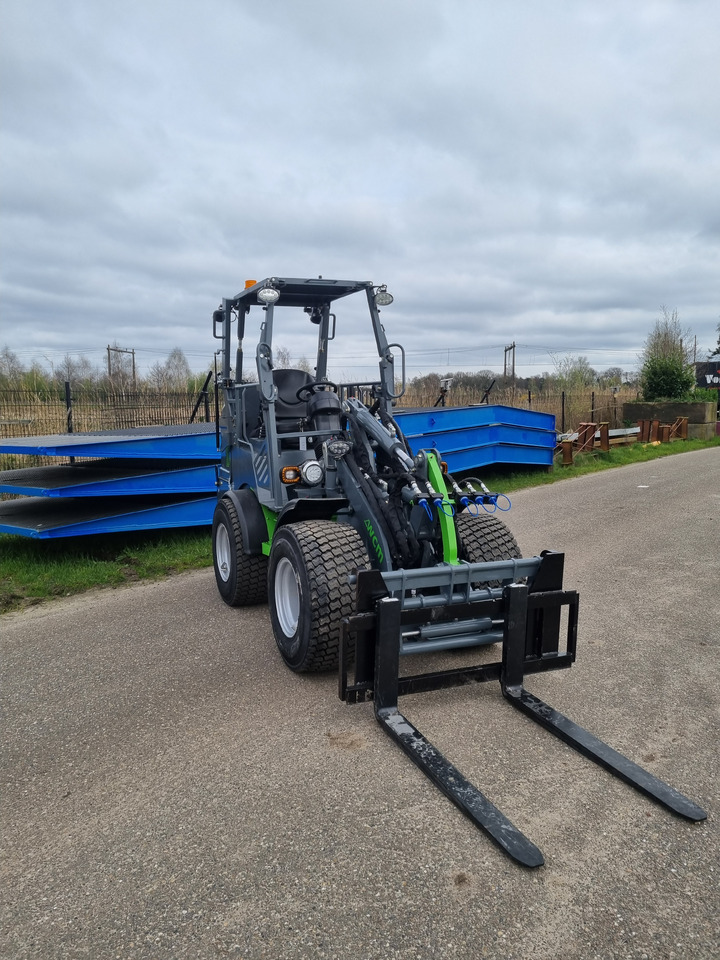 Încărcător frontal pe pneuri nou WCM L2316: Foto 18