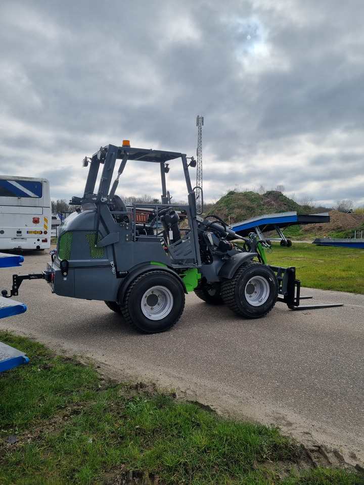 Încărcător frontal pe pneuri nou WCM L2316: Foto 12