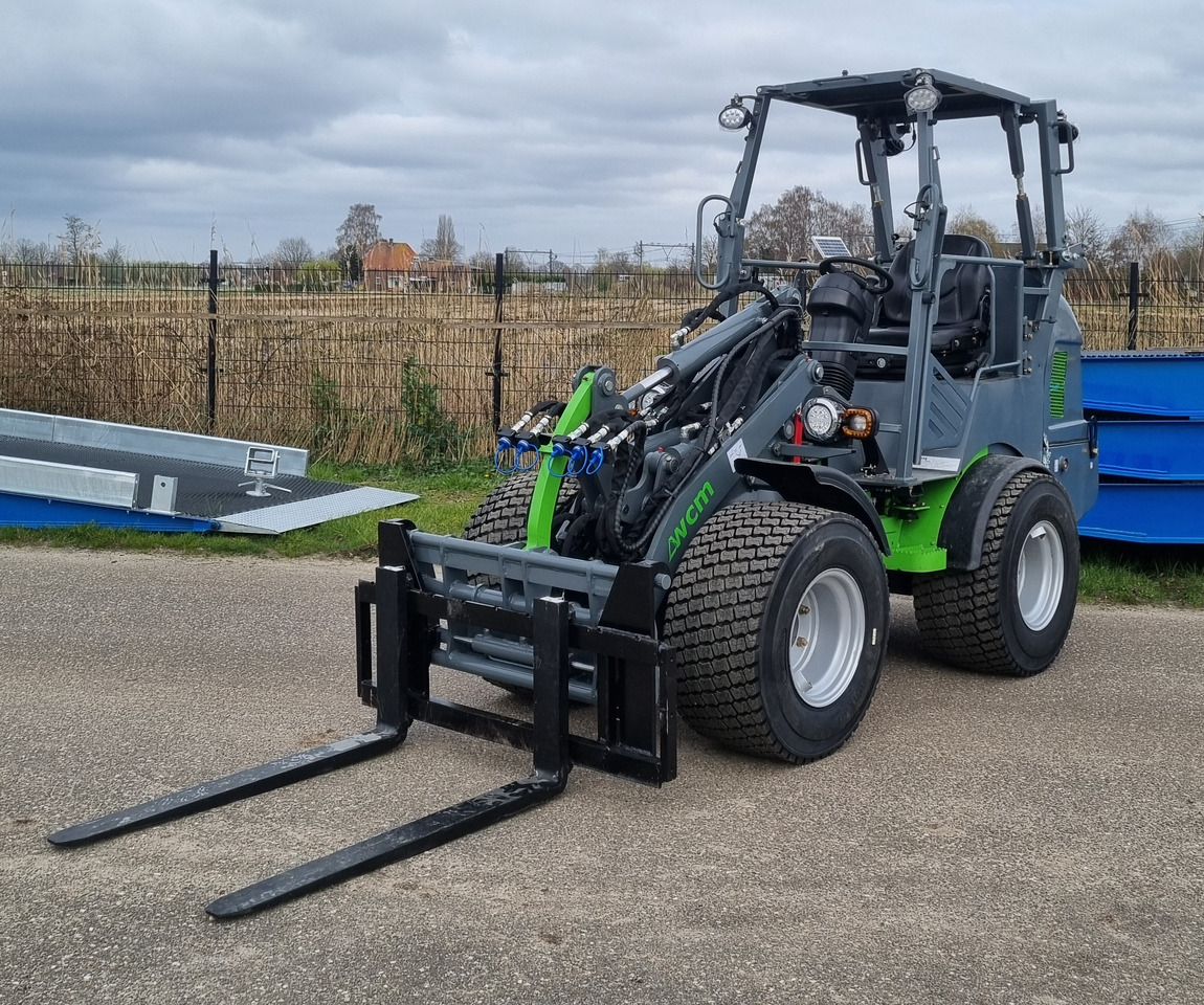 Încărcător frontal pe pneuri nou WCM L2316: Foto 14