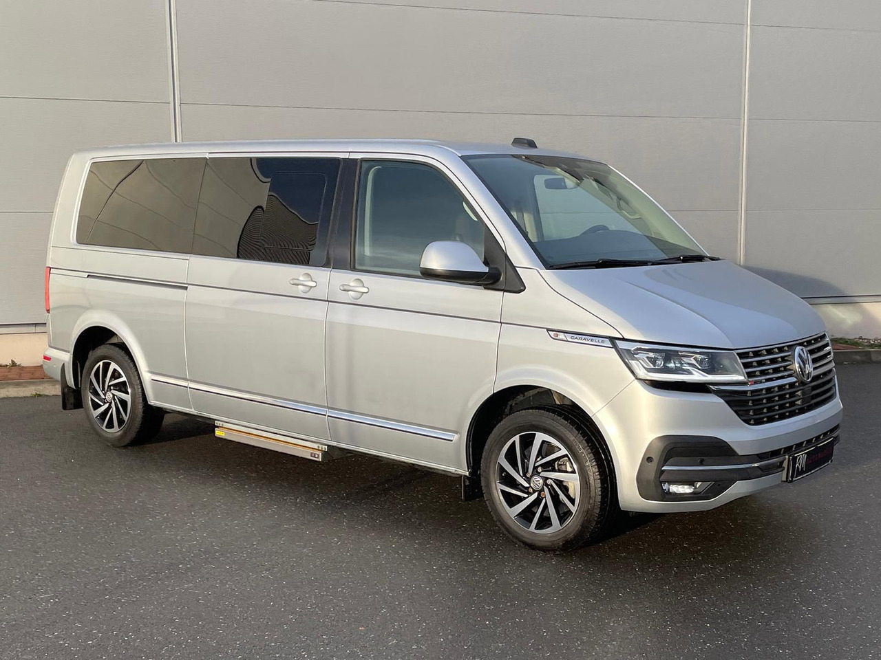 Volkswagen T6.1 Caravelle Comfortl LR 4M NAV el. Trittstufe - Microbuz, Transport persoane: Foto 2 Volkswagen T6.1 Caravelle Comfortl LR 4M NAV el. Trittstufe - Microbuz, Transport persoane: Foto 2