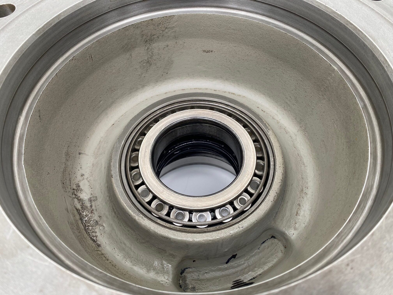 Reductor de rotire pentru Excavator pe şenile Liebherr Abtriebswellengehäuse ID-Nr.9442356 and Kegelrollenlager ID-Nr.746201501 - ID-Nr.746231101.: Foto 8