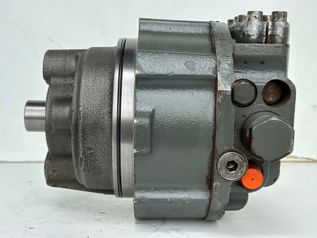 Liebherr Hydraulikeinbaumotor CMVE O 108. ID-Nr.10118562 - ID-Nr.10132610 - ID-Nr.10129048. LOS1916, LOS916, LOS926, R906, R916, R918, R920, R922, R924, R926COMP, R926, R936. #28313# - Motor hidraulic pentru Utilaje constructii: Foto 4 Liebherr Hydraulikeinbaumotor CMVE O 108. ID-Nr.10118562 - ID-Nr.10132610 - ID-Nr.10129048. LOS1916, LOS916, LOS926, R906, R916, R918, R920, R922, R924, R926COMP, R926, R936. #28313# - Motor hidraulic pentru Utilaje constructii: Foto 4