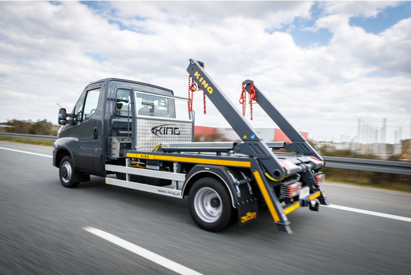 Iveco Daily 70C18 + KING Bramowiec / Skiploader / Absetzkipper - Camion container de gunoi: Foto 3 Iveco Daily 70C18 + KING Bramowiec / Skiploader / Absetzkipper - Camion container de gunoi: Foto 3