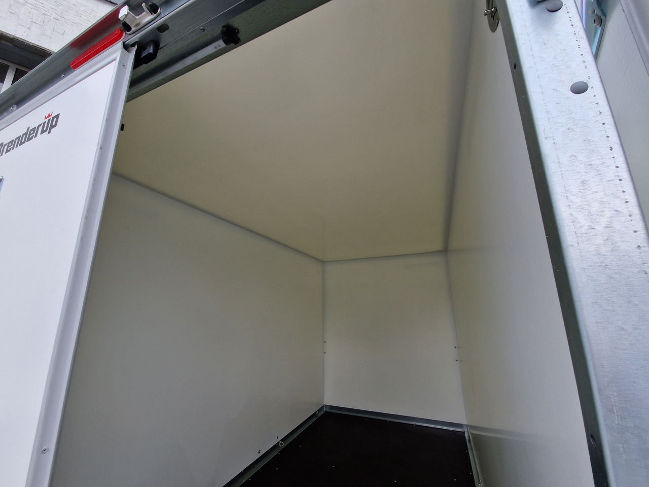 Remorcă furgon Brenderup Cargo Dynamic CD300 TB D 300x155x185cm Hecktüren Wabenwände (M) 2000kg: Foto 6 Remorcă furgon Brenderup Cargo Dynamic CD300 TB D 300x155x185cm Hecktüren Wabenwände (M) 2000kg: Foto 6