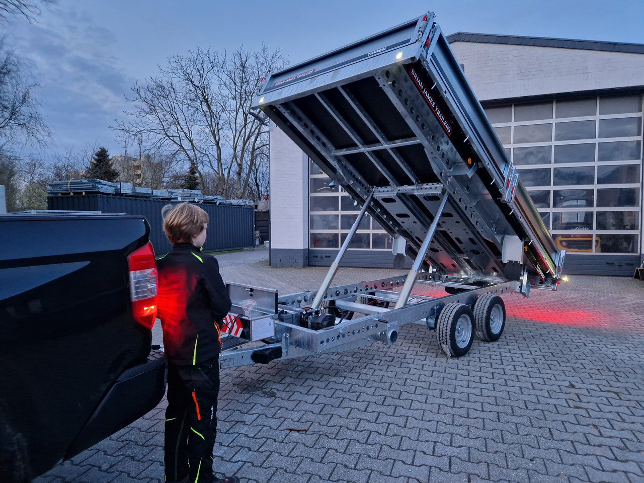 Brian James Trailer CarGO Tipper 400x200x30cm elektro Pendelklappe blackline LED 3500kg Tandem - Remorcă basculantă: Foto 2 Brian James Trailer CarGO Tipper 400x200x30cm elektro Pendelklappe blackline LED 3500kg Tandem - Remorcă basculantă: Foto 2