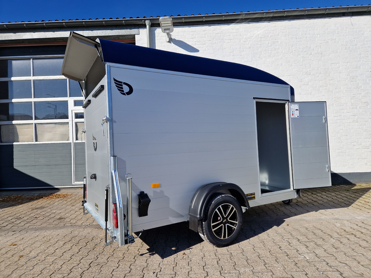 Cargo Roadster 300 300x150x184cm Alu Poly royal blau Alufelgen darkline Pullman 1300kg 100km/H - Remorcă furgon: Foto 5 Cargo Roadster 300 300x150x184cm Alu Poly royal blau Alufelgen darkline Pullman 1300kg 100km/H - Remorcă furgon: Foto 5