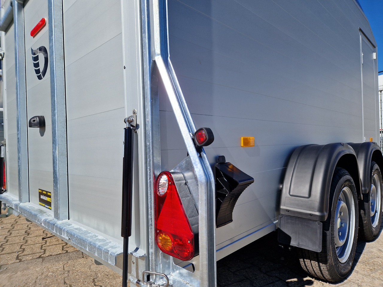 Cargo Roadster 700 plus 375x180x200cm Alu Poly kingblue Seitentür Pullman 2600kg 100km/H Aktion - Remorcă furgon: Foto 5 Cargo Roadster 700 plus 375x180x200cm Alu Poly kingblue Seitentür Pullman 2600kg 100km/H Aktion - Remorcă furgon: Foto 5