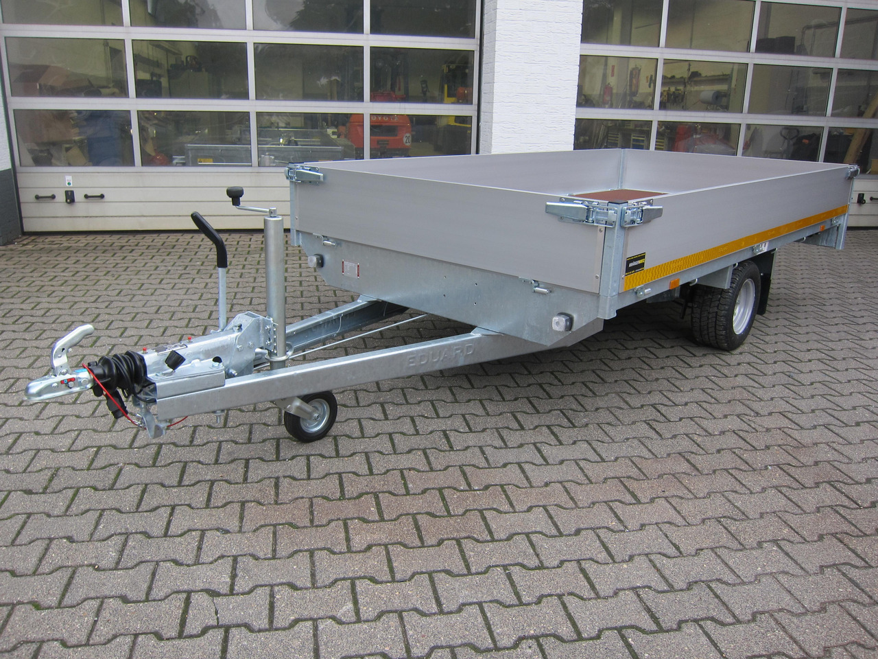 Hochlader 310x160x30cm Lfh: 56cm 10" niedrig Fahrwerk (M) 1350kg - Remorca auto: Foto 2 Hochlader 310x160x30cm Lfh: 56cm 10" niedrig Fahrwerk (M) 1350kg - Remorca auto: Foto 2