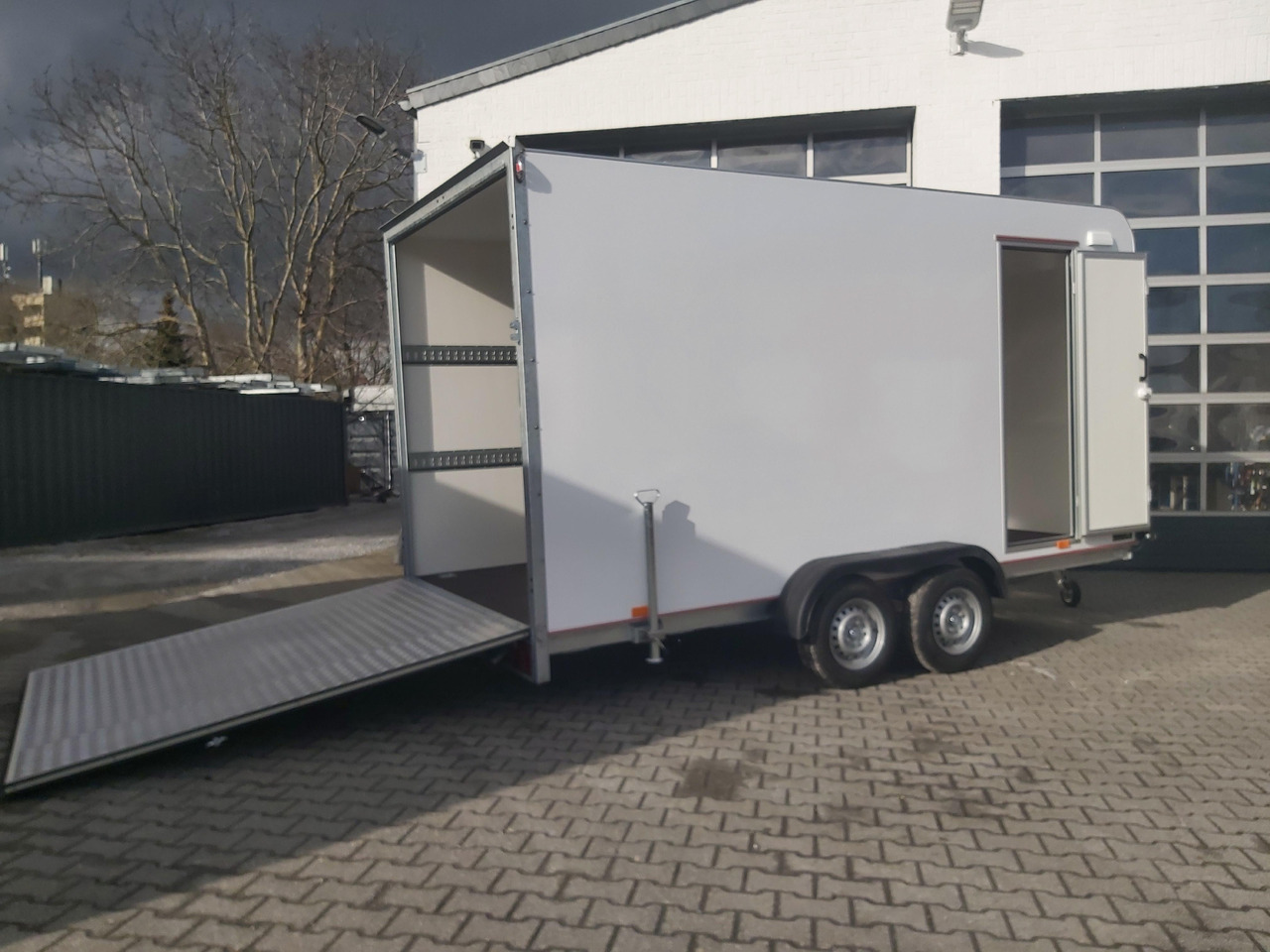 Koffer TFS 420T.01 2700 420x200x210cm aero Heckrampe Seitentür Licht (XL) 100km/H 2700kg Modell 2024 - Remorcă furgon: Foto 2 Koffer TFS 420T.01 2700 420x200x210cm aero Heckrampe Seitentür Licht (XL) 100km/H 2700kg Modell 2024 - Remorcă furgon: Foto 2