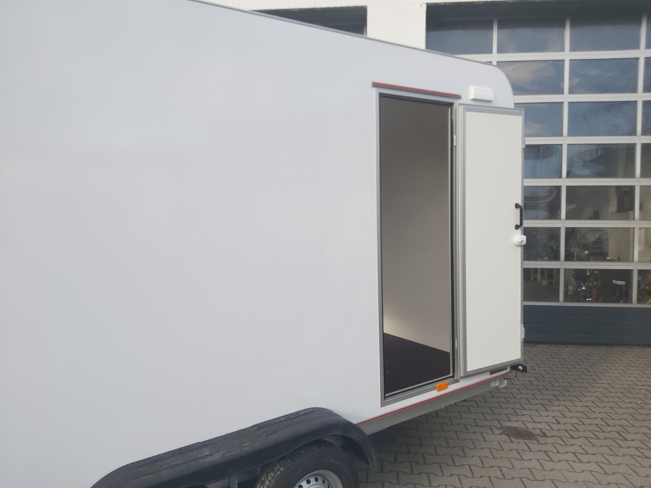 Koffer TFS 420T.01 2700 420x200x210cm aero Heckrampe Seitentür Licht (XL) 100km/H 2700kg Modell 2024 - Remorcă furgon: Foto 4 Koffer TFS 420T.01 2700 420x200x210cm aero Heckrampe Seitentür Licht (XL) 100km/H 2700kg Modell 2024 - Remorcă furgon: Foto 4