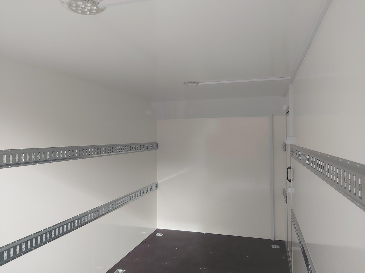 Koffer TFS 420T.01 2700 420x200x210cm aero Heckrampe Seitentür Licht (XL) 100km/H 2700kg Modell 2024 - Remorcă furgon: Foto 5 Koffer TFS 420T.01 2700 420x200x210cm aero Heckrampe Seitentür Licht (XL) 100km/H 2700kg Modell 2024 - Remorcă furgon: Foto 5