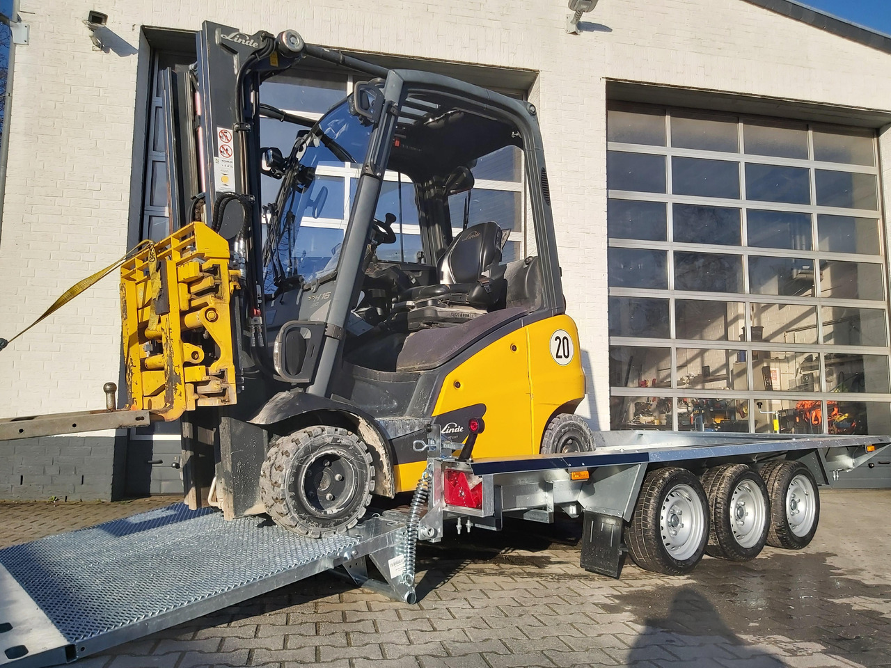 Martz Maschinentransporter BUILDER XL Bau-3 3500/3 400x180x30cm Auffahrklappe Tridem (XL) 3500kg - Remorcă transport utilaje: Foto 1 Martz Maschinentransporter BUILDER XL Bau-3 3500/3 400x180x30cm Auffahrklappe Tridem (XL) 3500kg - Remorcă transport utilaje: Foto 1