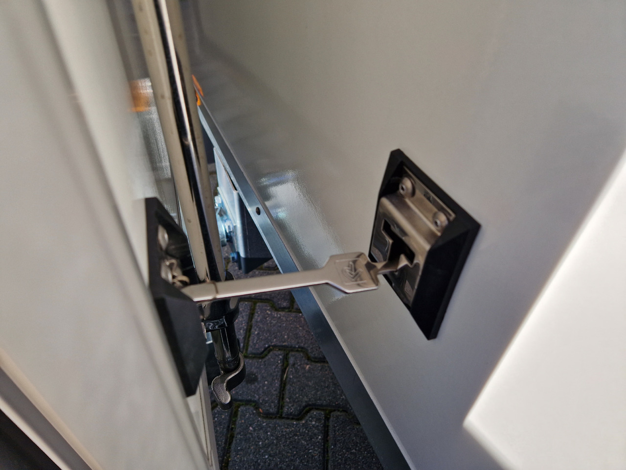 Tiefkühlanhänger AZK 2734/180 336x170x200cm 100/100 GOVI K6 bis -18°C (M) 2700kg - Remorcă frigider: Foto 4 Tiefkühlanhänger AZK 2734/180 336x170x200cm 100/100 GOVI K6 bis -18°C (M) 2700kg - Remorcă frigider: Foto 4