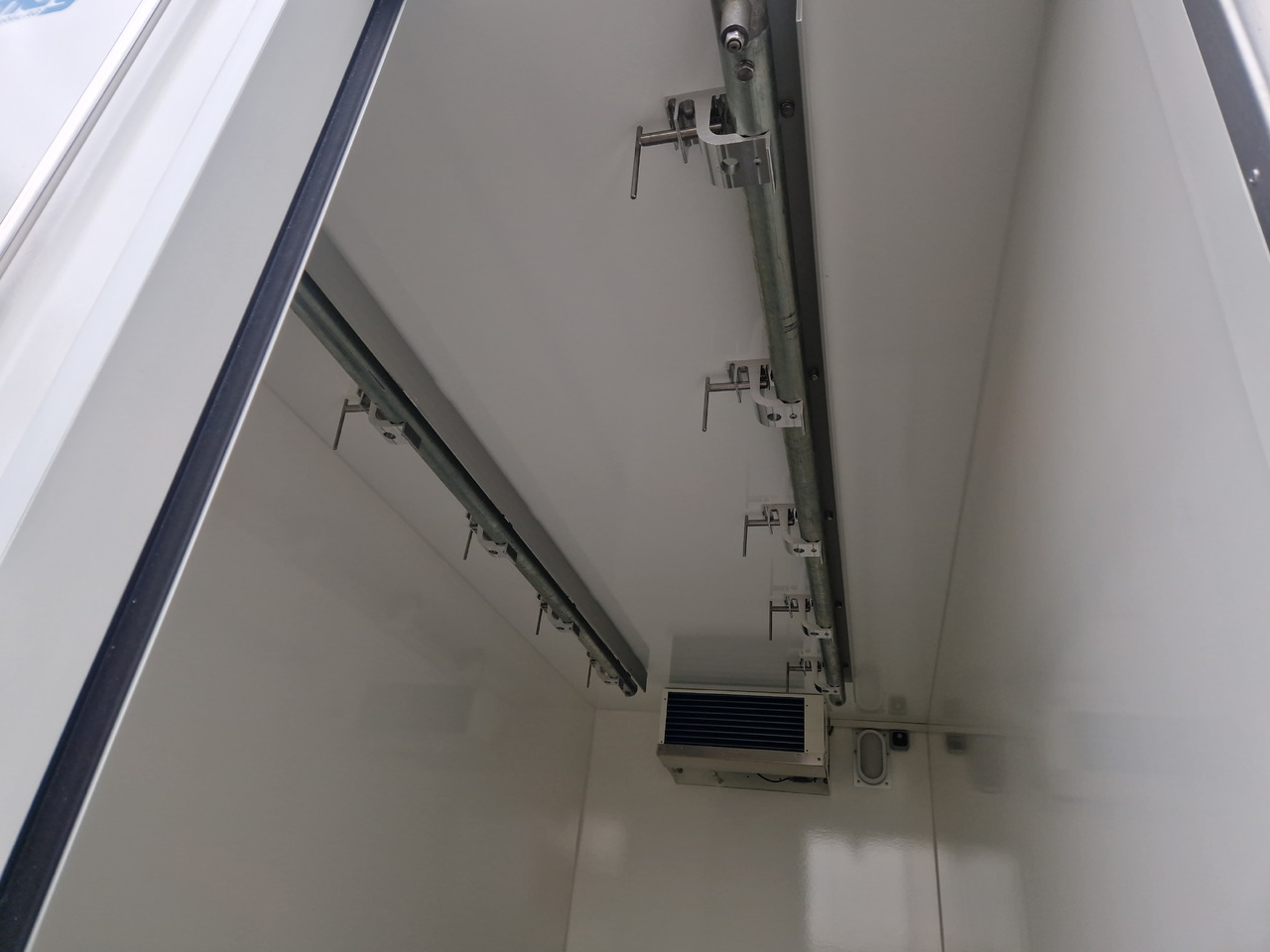 Tiefkühlanhänger AZK 3534/156 336x146x220cm Rohrbahnen Govi Kälteaggregat 3500kg - Remorcă frigider: Foto 2 Tiefkühlanhänger AZK 3534/156 336x146x220cm Rohrbahnen Govi Kälteaggregat 3500kg - Remorcă frigider: Foto 2