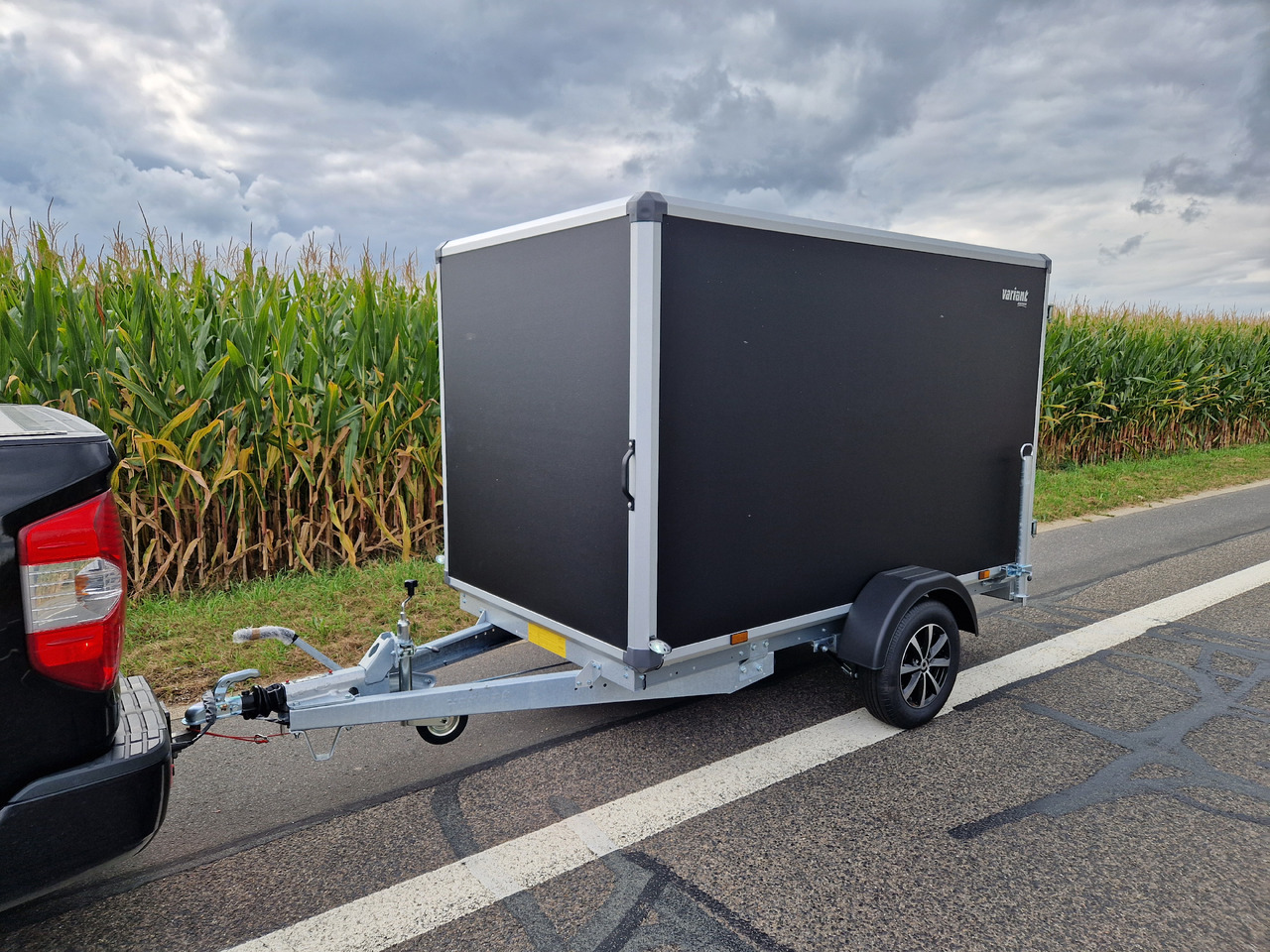 Variant C1315 C2 Edition black 258x148x157cm Alufelgen darkline 1350kg 100km/H 2024 black deal - Remorcă furgon: Foto 2 Variant C1315 C2 Edition black 258x148x157cm Alufelgen darkline 1350kg 100km/H 2024 black deal - Remorcă furgon: Foto 2