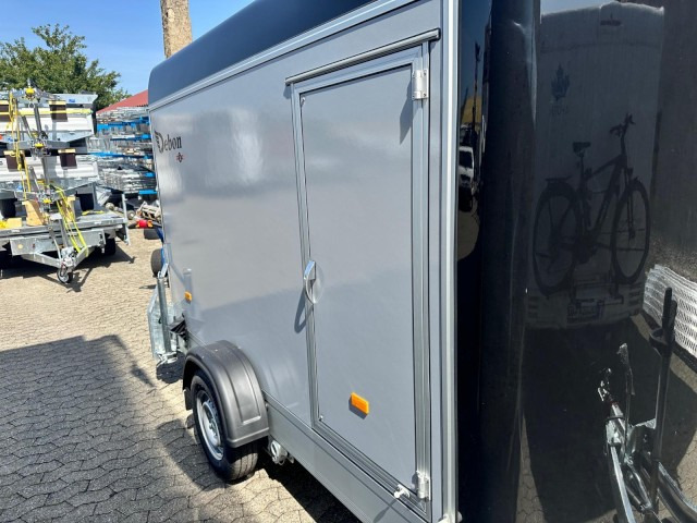 Cheval Liberte Debon Roadster 300, C300 Sandwich + Türe 1300 kg, 100 km/h, 300x155x190cm - Remorcă furgon: Foto 3 Cheval Liberte Debon Roadster 300, C300 Sandwich + Türe 1300 kg, 100 km/h, 300x155x190cm - Remorcă furgon: Foto 3