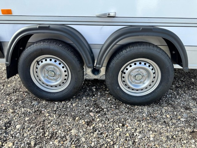 Cheval Liberte Debon Roadster 500 Sandwich Verkaufsklappe 2600 kg, 100 km/h, 320x167x200cm - Remorcă furgon: Foto 4 Cheval Liberte Debon Roadster 500 Sandwich Verkaufsklappe 2600 kg, 100 km/h, 320x167x200cm - Remorcă furgon: Foto 4