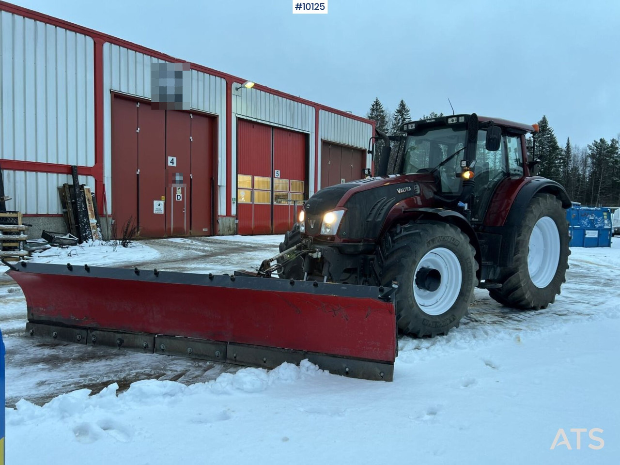 VALTRA T213 Tractor with plowing equipment - Tractor comunal: Foto 1 VALTRA T213 Tractor with plowing equipment - Tractor comunal: Foto 1