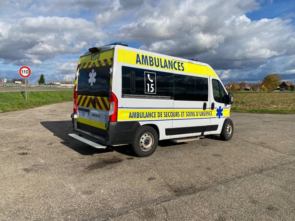 Fiat LES DAUPHINS/DUCATO TORINO 2.3M-Jet 160 endommagée - Ambulanță: Foto 4 Fiat LES DAUPHINS/DUCATO TORINO 2.3M-Jet 160 endommagée - Ambulanță: Foto 4