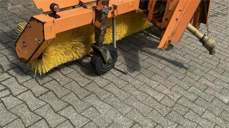 Nesbo FM 2400 S frontkost - Perie pentru Tractor agricol: Foto 4 Nesbo FM 2400 S frontkost - Perie pentru Tractor agricol: Foto 4