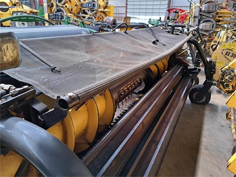 New Holland 283 Header - Utilaje pentru fân: Foto 3 New Holland 283 Header - Utilaje pentru fân: Foto 3