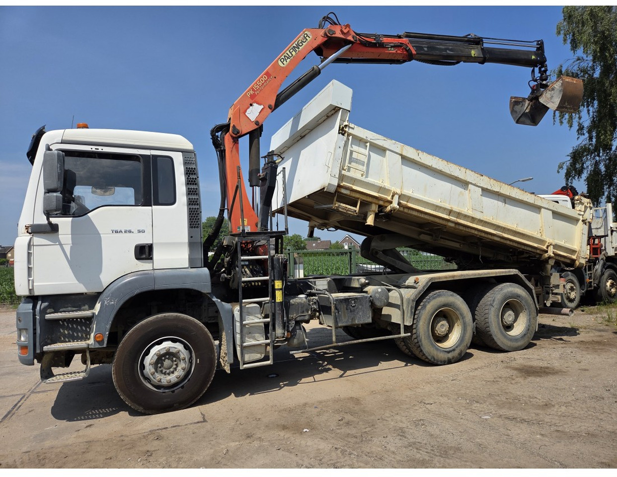 MAN TGA 26.350 6X4 BORDMATIC TIPPER CRANE PALFINGER PK15500 - Camion basculantă, Camion cu macara: Foto 3 MAN TGA 26.350 6X4 BORDMATIC TIPPER CRANE PALFINGER PK15500 - Camion basculantă, Camion cu macara: Foto 3