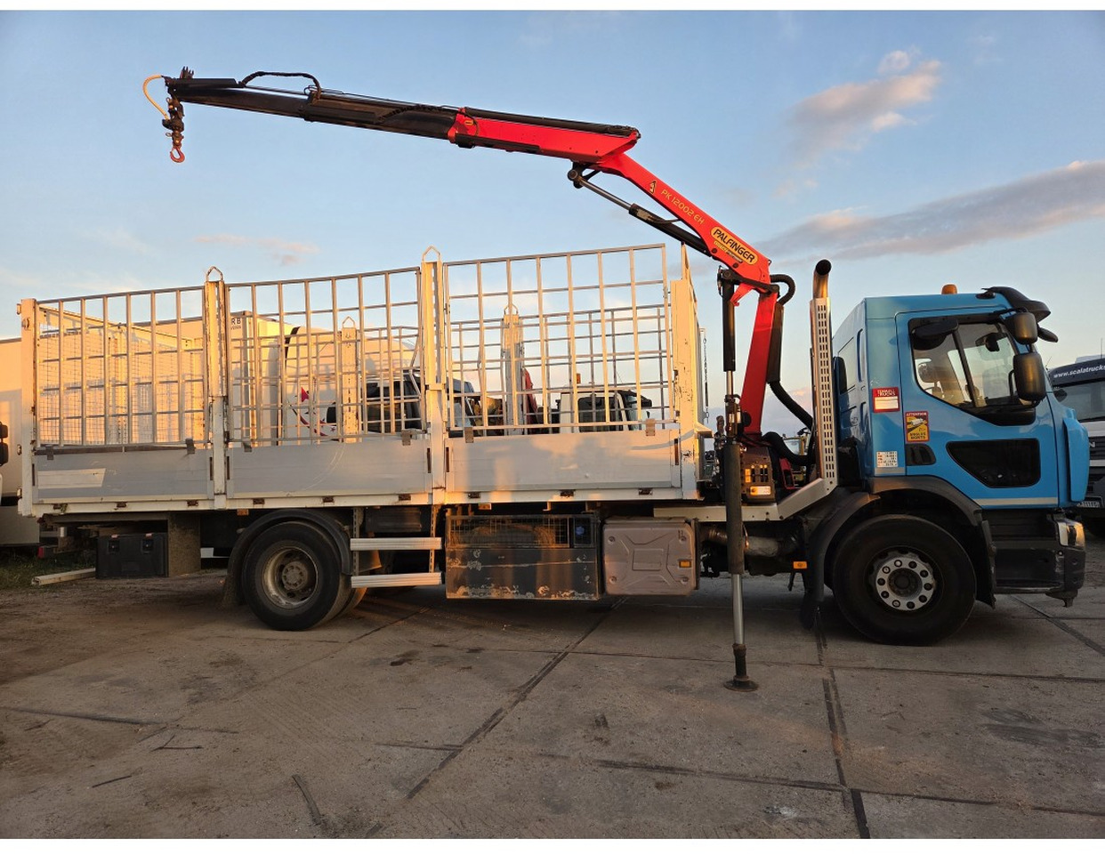 Renault C 280 4X2 Palfinger PK12002 EH Kran Crane Remote Control Automat flatbed truck - Camion platformă, Camion cu macara: Foto 3 Renault C 280 4X2 Palfinger PK12002 EH Kran Crane Remote Control Automat flatbed truck - Camion platformă, Camion cu macara: Foto 3