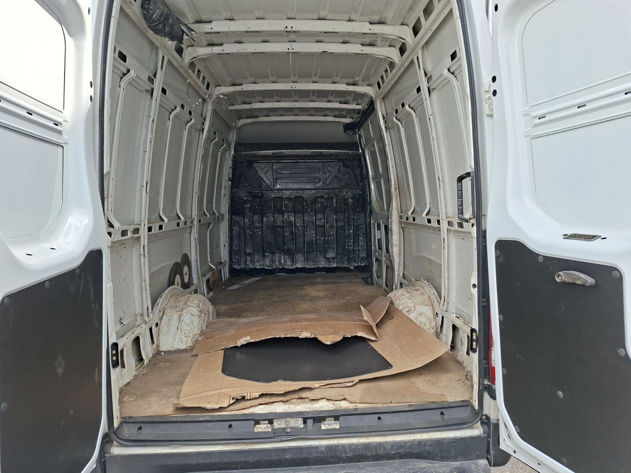 IVECO Daily 35S13V - Transport persoane: Foto 5 IVECO Daily 35S13V - Transport persoane: Foto 5