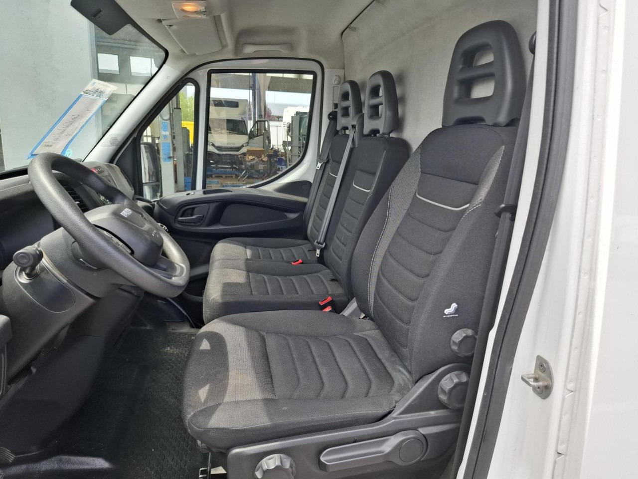 Transport persoane IVECO Daily 35S16V: Foto 6 Transport persoane IVECO Daily 35S16V: Foto 6