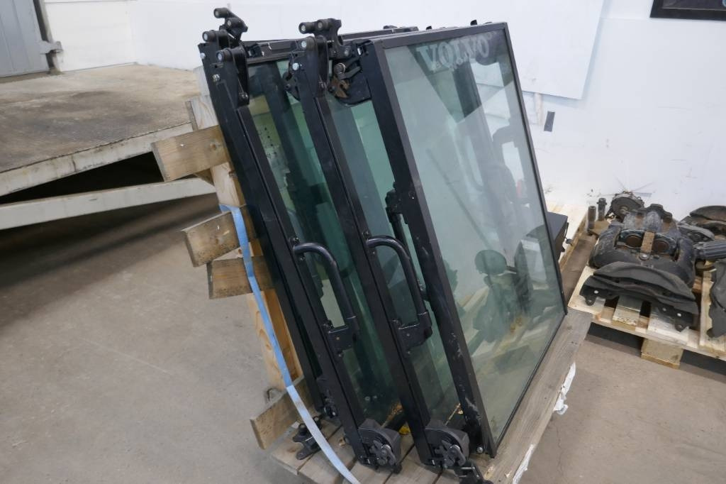 Volvo Framruta Hjullastare - Cabină pentru Utilaje constructii: Foto 1 Volvo Framruta Hjullastare - Cabină pentru Utilaje constructii: Foto 1