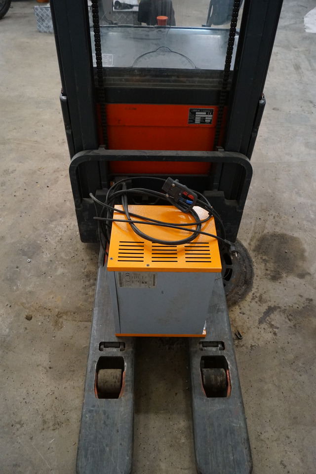 LINDE L14ap - Transpalet la mare înălţime: Foto 3 LINDE L14ap - Transpalet la mare înălţime: Foto 3