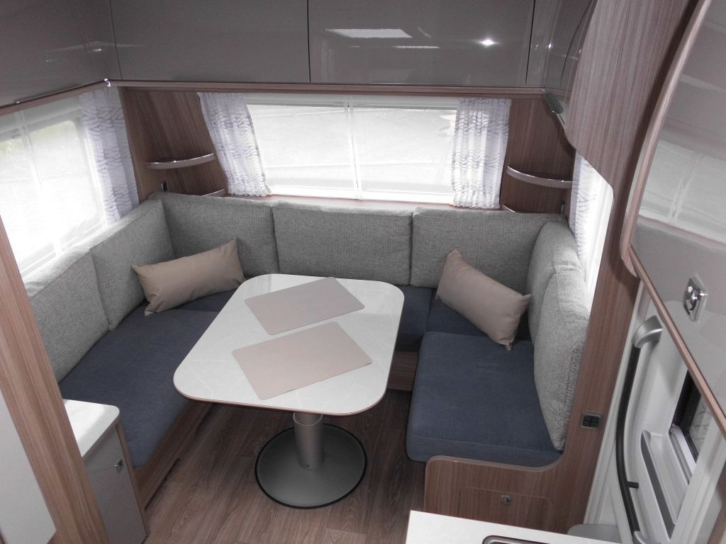 Fendt Tendenza 560 SFDW 2000kg. Batterie 75Ah Vivara Fendt Tendenza 560 SFDW mit Extras %Lagerabverkauf% - Rulotă: Foto 1 Fendt Tendenza 560 SFDW 2000kg. Batterie 75Ah Vivara Fendt Tendenza 560 SFDW mit Extras %Lagerabverkauf% - Rulotă: Foto 1