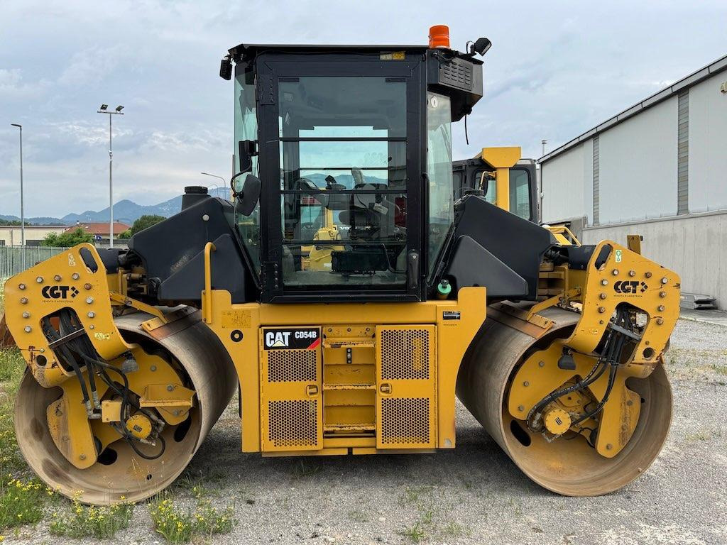 Caterpillar CD54B - Cilindru compactor pentru asfalt: Foto 1 Caterpillar CD54B - Cilindru compactor pentru asfalt: Foto 1