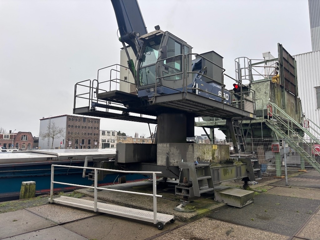 Sennebogen 830 Electric / 830A - Excavator pentru manipulare de materiale: Foto 2 Sennebogen 830 Electric / 830A - Excavator pentru manipulare de materiale: Foto 2