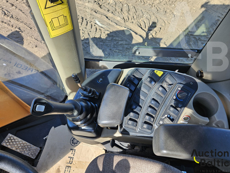 Încărcător frontal pe pneuri Case 821 F: Foto 8