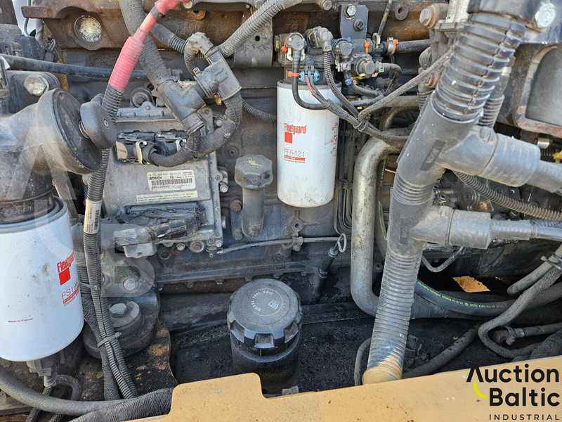 Încărcător frontal pe pneuri Case 821 F: Foto 18