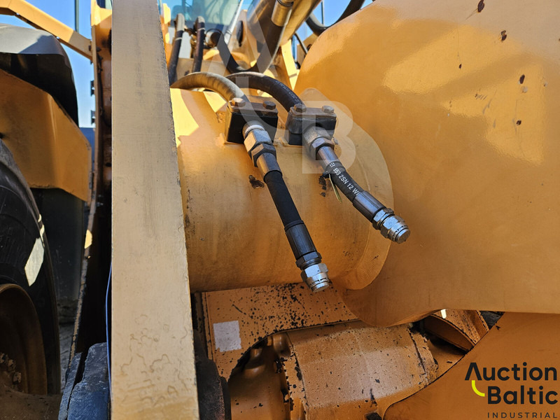 Încărcător frontal pe pneuri Case 821 F: Foto 10