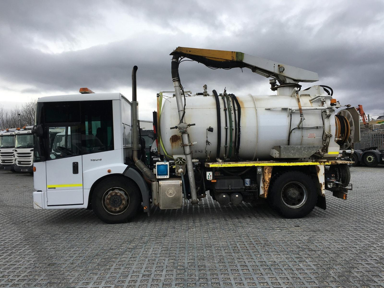 Mercedes-Benz Econic 1824 - Maşină pentru vidanjări: Foto 3 Mercedes-Benz Econic 1824 - Maşină pentru vidanjări: Foto 3