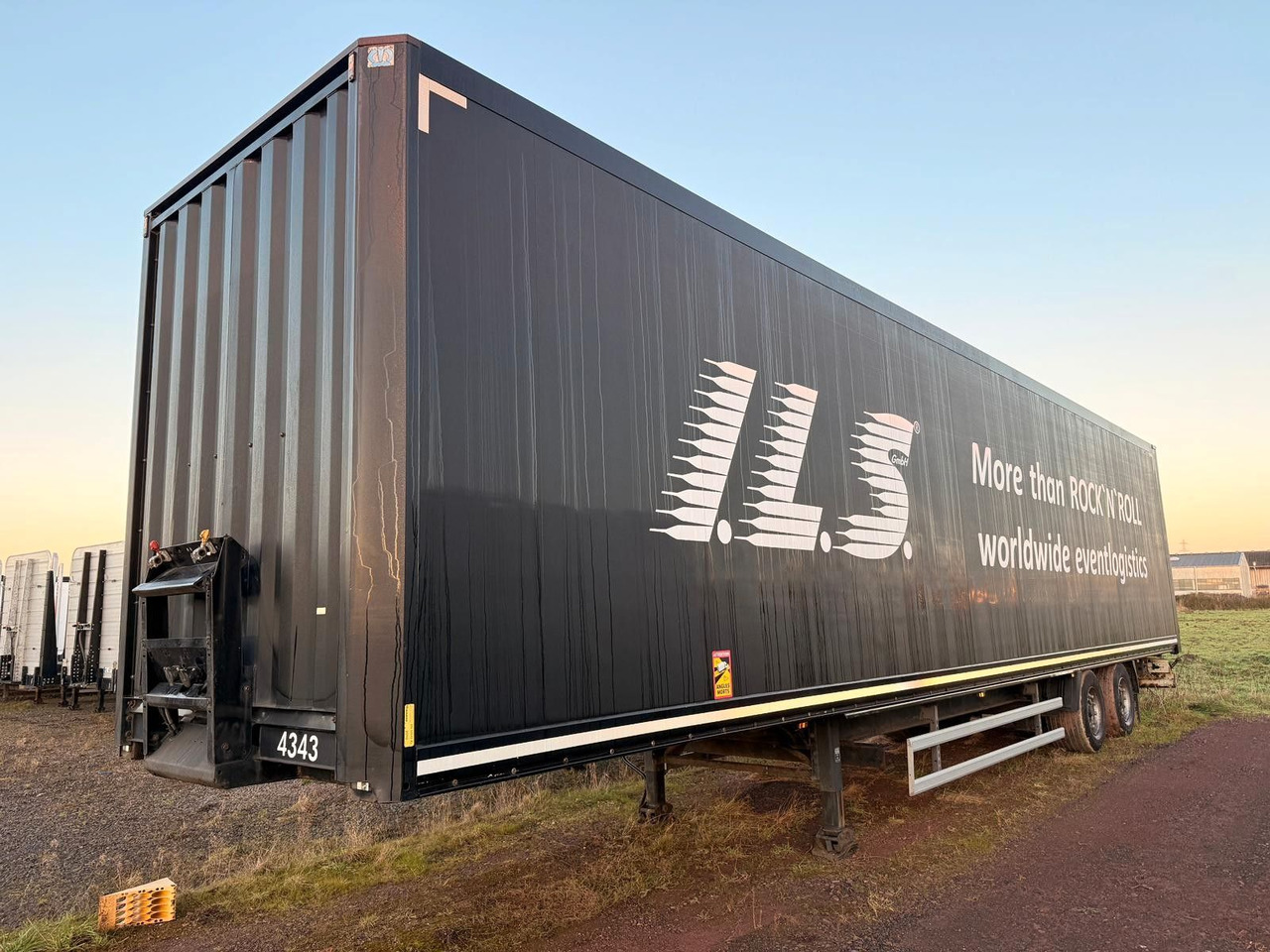 Krone SZ - Mega Koffer mit Rampenhalterung - Semiremorcă furgon: Foto 1 Krone SZ - Mega Koffer mit Rampenhalterung - Semiremorcă furgon: Foto 1