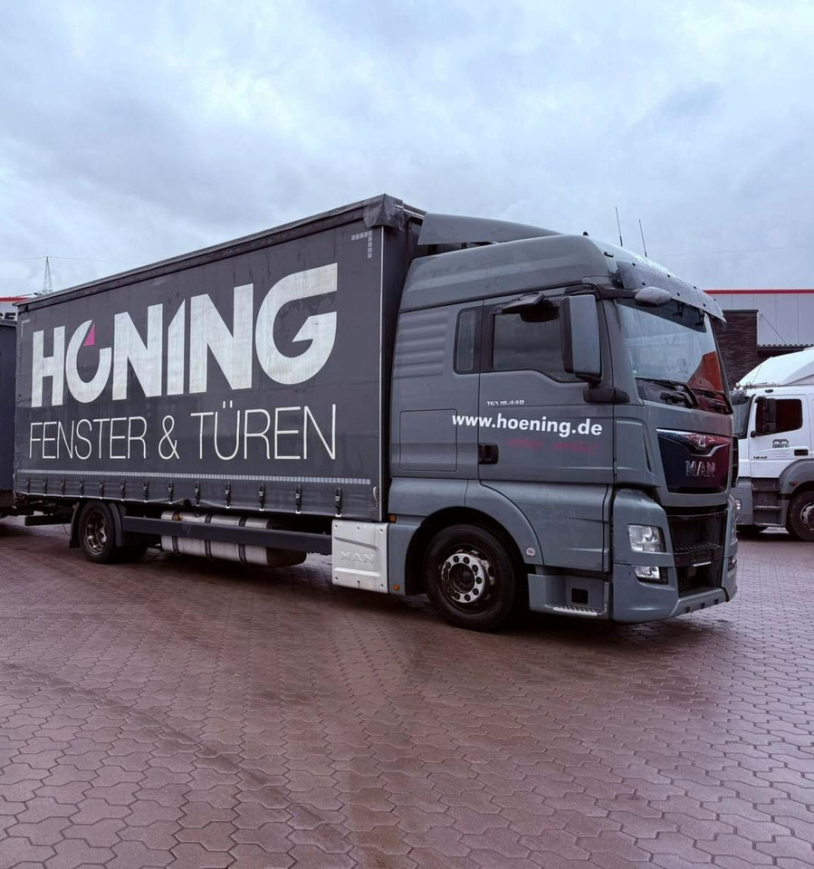 MAN TGX 18.440 LL Volumen LKW mit Staplerhalterung MAN TGX 18.440 LL Volumen LKW mit Staplerhalterung - Camion cu prelată: Foto 1 MAN TGX 18.440 LL Volumen LKW mit Staplerhalterung MAN TGX 18.440 LL Volumen LKW mit Staplerhalterung - Camion cu prelată: Foto 1