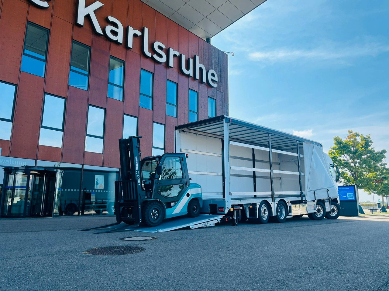 Volvo FH 500 Gabelstaplertransporter LBW Dhollandia 9t - Camion cu prelată: Foto 4 Volvo FH 500 Gabelstaplertransporter LBW Dhollandia 9t - Camion cu prelată: Foto 4