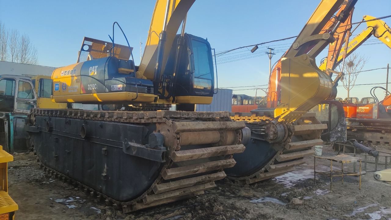 CATERPILLAR 320C - Excavator plutitoare: Foto 1 CATERPILLAR 320C - Excavator plutitoare: Foto 1