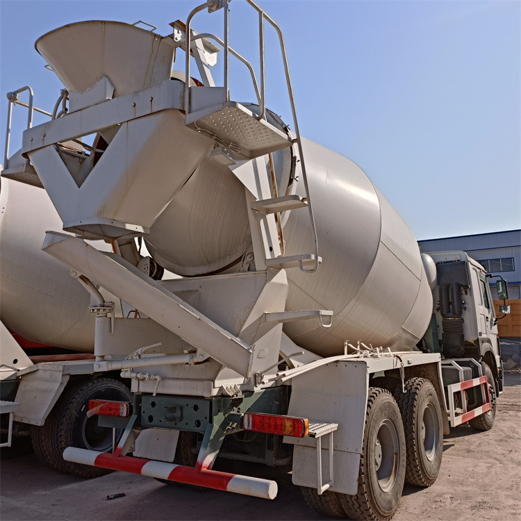 HOWO HOWO-white mixer pump truck - Autobetonieră cu pompă: Foto 5 HOWO HOWO-white mixer pump truck - Autobetonieră cu pompă: Foto 5