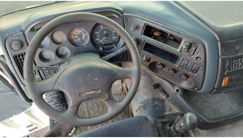 Interior photo 1: Cap tractor DAF XF 95.430 EURO 2 MANUAL GEARBOX